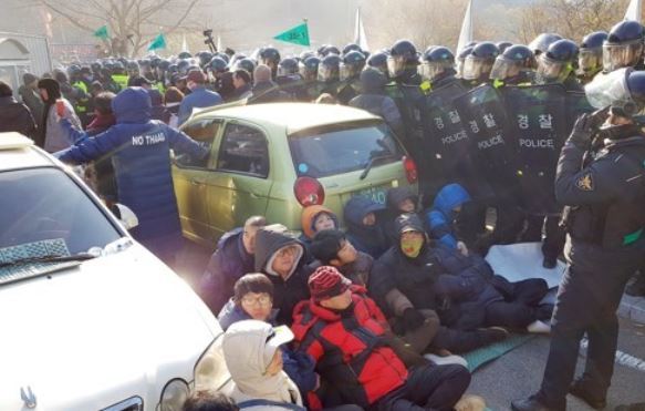 Villagers in the southeastern town of Seongju stage a sit-in to block construction vehicles from entering the THAAD anti-missile base near the village on Nov. 21. (Yonhap)