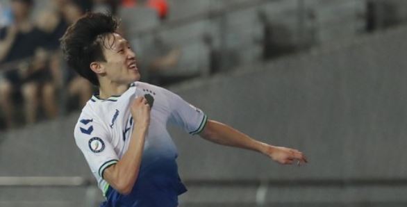 In this file photo taken July 23, 2017, Lee Jae-sung of Jeonbuk Hyundai Motors celebrates his goal against FC Seoul in their K League Classic contest at Seoul World Cup Stadium. (Yonhap)