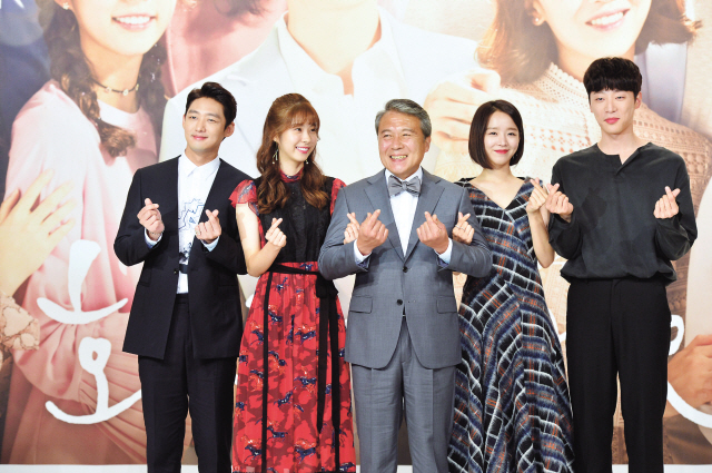 KBS 주말극 ‘황금빛 내 인생’은 출생의 비밀 등 드라마의 기본적 장치들을 활용하되, 극중 인물들을 단순히 선과 악의 양면성으로 설명하기 보다는, 처지에 대한 이해와 공감이 잘되게 그려낸다.