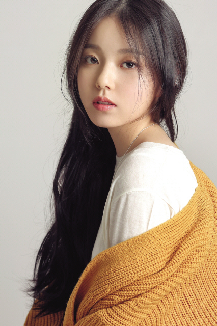 신인가수 로시가 지난 9일 싱글 ‘Stars’를 공개한 가운데, 로시를 향한 톱스타들의 응원이 이어져 눈길을 끌고 있다.