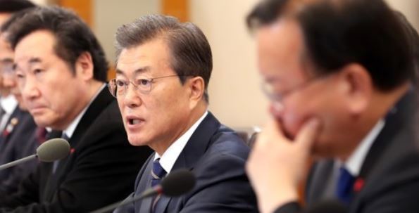 President Moon Jae-in (second from R) speaks in a weekly Cabinet meeting held at the presidential office Cheong Wa Dae in Seoul on Nov. 21, 2017. (Yonhap)