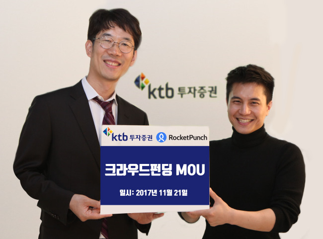 백종준 KTB투자증권 리테일 본부장(왼쪽)과 조민희 로켓펀치 대표가 21일 서울 여의도 KTB투자증권 본사에서 크라우드펀딩 MOU를 체결했다. [사진=KTB투자증권]