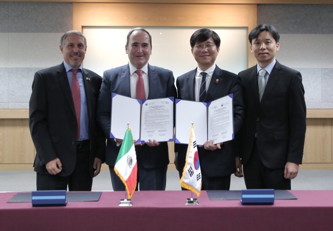 성윤모 특허청장(왼쪽 3번째)이 MOU 서명 직후 미겔 앙헬 마게인(Miguel Angel Margain) 멕시코 특허청장(왼쪽 2번째), 브루노 피게로아 피스쳐(Bruno Figueroa Fischer) 주한멕시코 대사(왼쪽 1번째)와 기념촬영을 하고 있다.