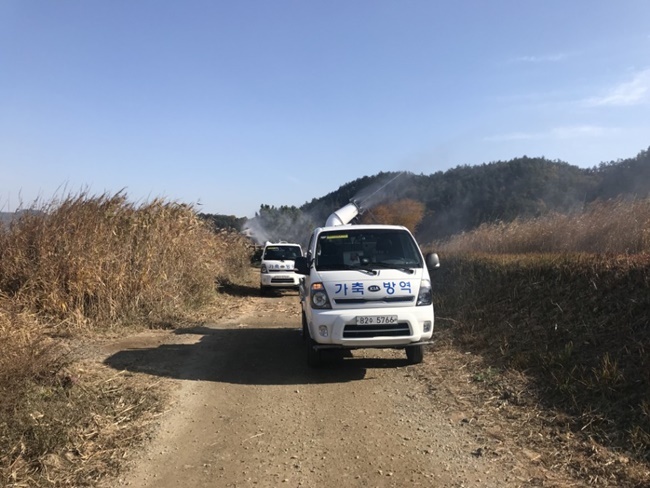 순천만습지 야생조류 분변에서 고병원성 AI가 확진됨에 따라 순천시에서 관광객 출입을 전면 통제하는 한편 방역활동에 나서고 있다. [사진=순천시]