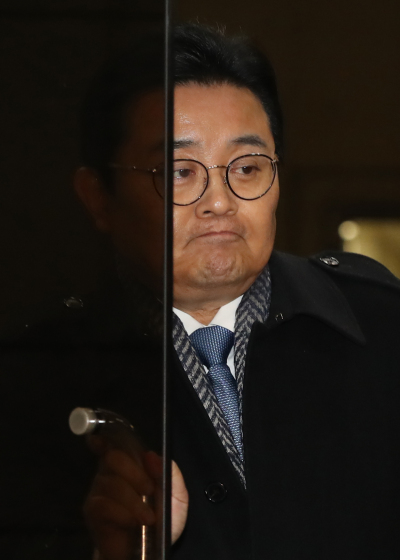 한국e스포츠협회를 통해 롯데홈쇼핑으로부터 수억원의 뇌물을 챙겼다는 의혹을 받는 전병헌 전 청와대 정무수석비서관 후임으로 내부 기용설이 제기되고 있다. 21일 새벽검찰 조사를 받은 뒤 귀가길에 오른 전병헌 전 수석.[사진=연합뉴스]