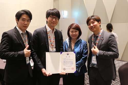 GEW Korea 2017에서 세계적인 사회적기업협회 회장 페니로우(우측 두번째)와 함께 한 세모난솜사탕