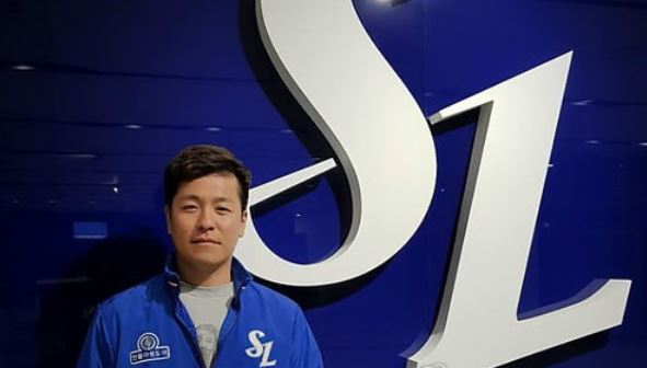 In this photo provided by the Samsung Lions baseball club on Nov. 21, 2017, catcher Kang Min-ho poses in Samsung gear after signing a four-year free agent contract with the Korea Baseball Organization team. (Yonhap)