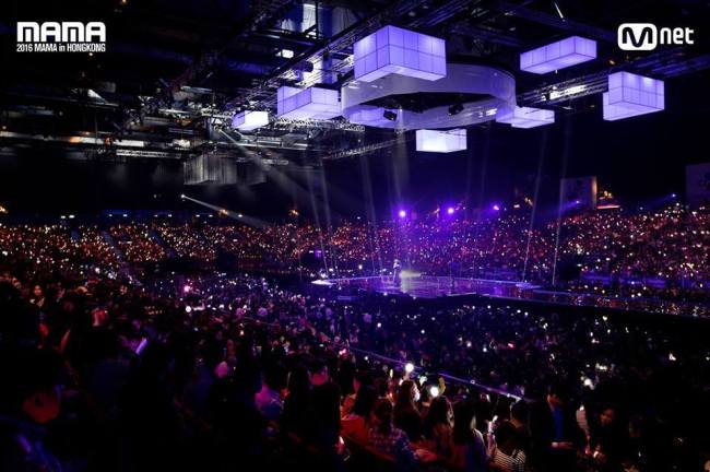 The audience cheers at the 2016 MAMA held at Asia-World Expo Arena in Hong Kong on Dec. 2, 2016 (CJ E&M)
