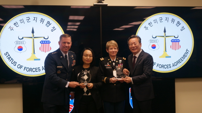 한미 양측은 21일 용산 미군기지에서 제 198차 SOFA 합동위원회 회의를 개최했다. 우리측 위원장인 조구래 외교부 북미국장(오른쪽 끝)과 미측 위원장인 토마스 버거슨 주한미군 부사령관(왼쪽 끝)은 투명성 제고 차원에서 SOFA 관련 이행합의와 관련해 공개가능한 정보를 선제적으로 공개하자는 데 합의했다. [사진=외교부 제공]
