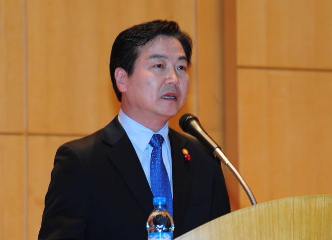 Minister of SMEs and Startups Hong Jong-haak makes a speech at his inauguration ceremony at the ministry in Sejong on Tuesday. Yonhap
