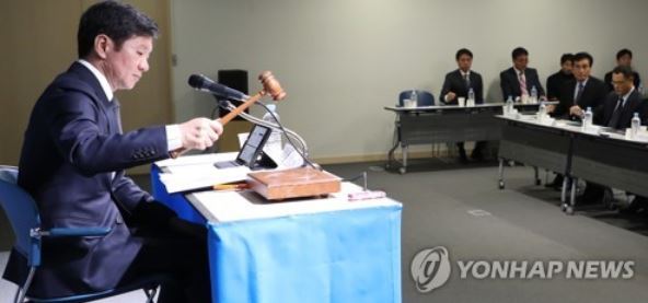 In this file photo taken Nov. 16, 2017, Korea Football Association (KFA) President Chung Mong-gyu uses a gavel to start a meeting at KFA House in Seoul. (Yonhap)