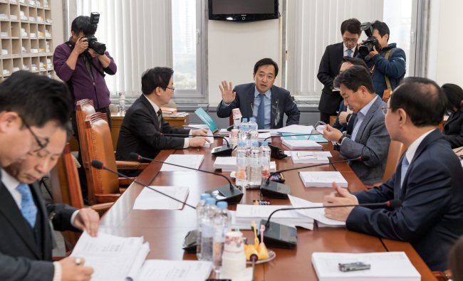Members of the National Assembly’s Legislation and Judiciary Committee on Tuesday discuss bills related to the creation of the new independent probe body. Yonhap