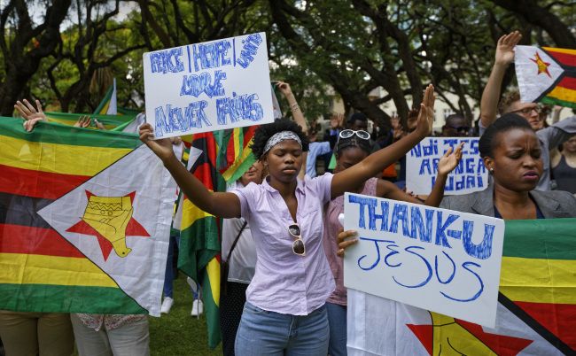 Zimbabweans attend a Christian peace and prayer rally in downtown Harare, Zimbabwe Monday, Nov. 20, 2017. Zimbabwe's ruling party on Monday ordered impeachment proceedings to begin against longtime President Robert Mugabe and expressed confidence that he could be voted out within two days. (AP-Yonhap)