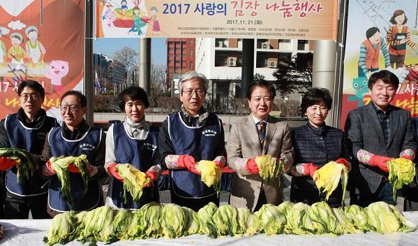 서울보건의료상생협의회(회장 진종오·건강보험공단 서울지역본부장)는 21일 서울 여의도동 건보공단 서울지역본부 앞 야외광장에서 ‘2017년 사랑의 김장나눔’ 봉사활동<사진>을 실시했다. 이날 행사에는 상생협의회 위원을 비롯해 관내 국회의원(기동민·남인순·노웅래) 및 시민단체(한국부인회서울시지부·소비자교육중앙회·한국소비자교육원) 회원, 다문화가족, 건보서울본부 가족봉사단 등 100여명이 참여했다. 이들은 김장 1500포기를 담가 다문화가족, 토마스의집 등 사회복지시설 10개소에 전달했다.