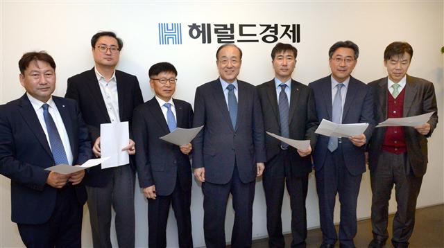 ‘2017 헤럴드 펀드대상’ 심사위원회의 전체회의가 최근 서울 용산구 후암동 (주)헤럴드 본사에서 열렸다. 왼쪽부터 전창협 헤럴드경제 편집국장, 김종민 자본시장연구원 펀드연금실장, 김성태 한국거래소 유가증권시장본부 본부장보, 윤계섭 심사위원장(서울대 명예교수), 신동준 금융투자협회 집합투자서비스본부장, 김기한 금융위원회 자산운용과장, 김희수 에프앤가이드 평가사업본부 본부장. 정희조 기자/checho@heraldcorp.com
