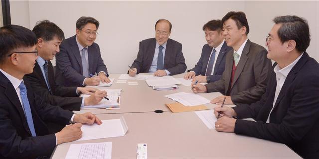 최근 서울 용산구 후암동 ㈜헤럴드 본사에서 열린 ‘2017 헤럴드 펀드대상’ 심사위원회의 전체회의에서 위원들이 꼼꼼하게 자산운용사 심사 자료를 살피고 있다. 왼쪽부터 김성태 한국거래소 유가증권시장본부 본부장보, 신동준 금융투자협회 집합투자서비스본부장, 김기한 금융위원회 자산운용과장, 윤계섭 심사위원장, 전창협 헤럴드경제 편집국장, 김희수 에프앤가이드 평가사업본부 본부장, 김종민 자본시장연구원 펀드연금실장. 정희조 기자/checho@heraldcorp.com