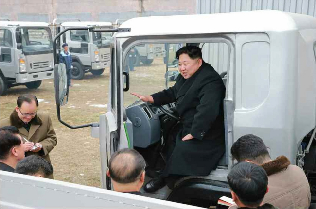 사진설명= 미국이 북한에 대한 대대적인 고사작전에 나선 가운데, 김정은 북한 노동당 위원장이 승리자동차연합기업소를 시찰했다고 조선중앙통신이 21일 보도했다.[연합뉴스]