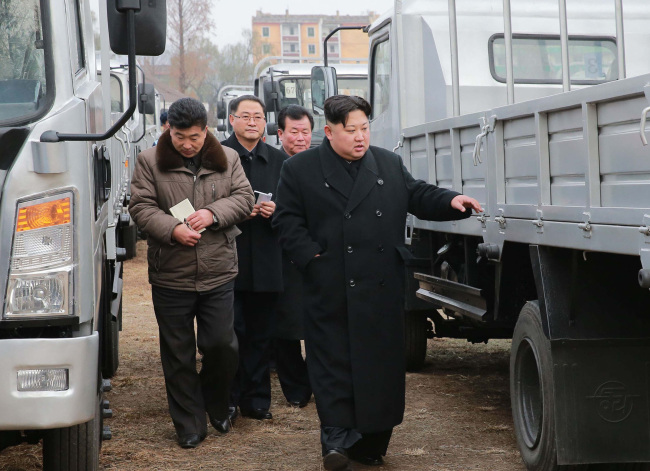 사진설명= 미국이 북한에 대한 대대적인 고사작전에 나선 가운데, 김정은 북한 노동당 위원장이 승리자동차연합기업소를 시찰했다고 조선중앙통신이 21일 보도했다.[연합뉴스]