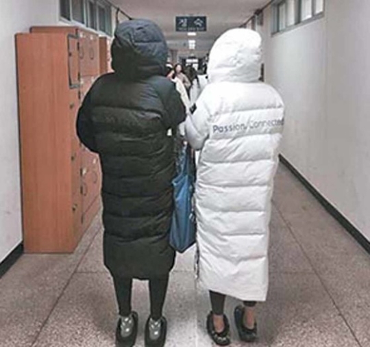롱패딩을 입고 있는 학생들의 모습 [사진=온라인 커뮤니티 캡처]