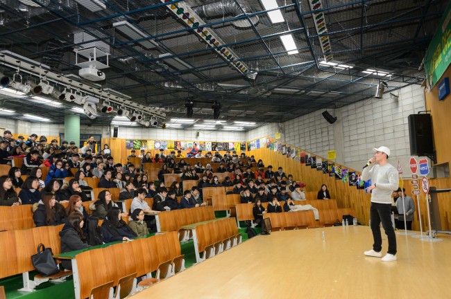 지난해 열린 ‘내일을 여는 토크 콘서트’에서 강사가 미래 직업에 대해 강연을 하고 있다.