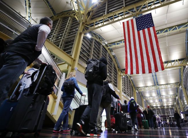 Travelers wait in line to go through the security area at Reagan National Airport on November 21, 2016 in Arlington, Virginia. Heavy air travel is expected for this Thanksgiving holiday and weekend. (AFP-Yonhap)