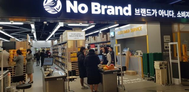 노브랜드 전문점은 현재 전국에 점포수가 80개를 넘어섰다. 여기에 대해선 ‘합리적인 가격’과 ‘상생 아이템으로서 가치’를 높이 사는 경우도 있지만, 일부에선 출점전략에 대한 회의적인 시선도 존재한다. 동대문 노브랜드 전문점 전경.