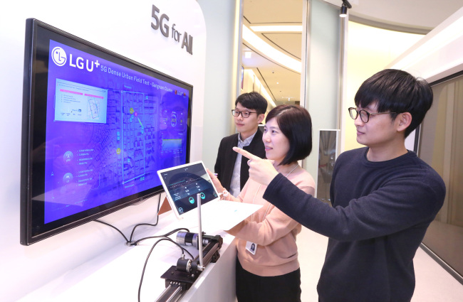 LG유플러스 직원들이 5G의 빠른 반응 속도를 보여주는 ‘5G 진동추’를 시연하고 있다. [제공=LG유플러스]