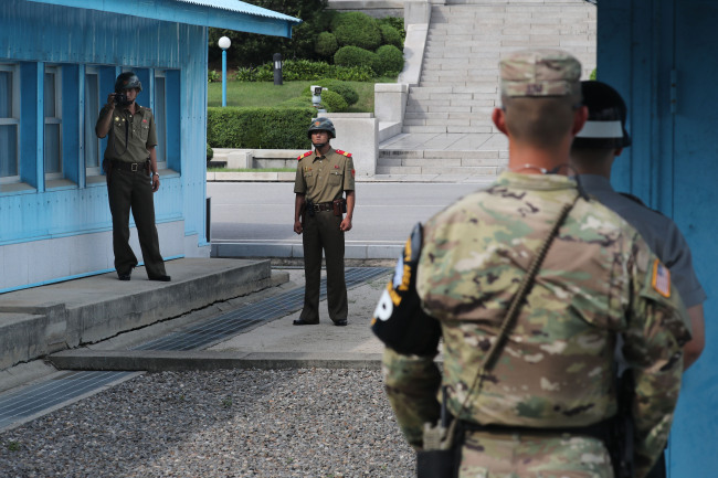 지난 13일 판문점 공동경비구역(JSA) 지역으로 귀순, 총상을 입고 2차례 수술을 받은 북한군 병사의 상태가 호전돼 심리적 안정치료 등을 병행중인 것으로 알려졌다. 사진은 지난 7월 판문점 모습. [사진제공=연합뉴스]