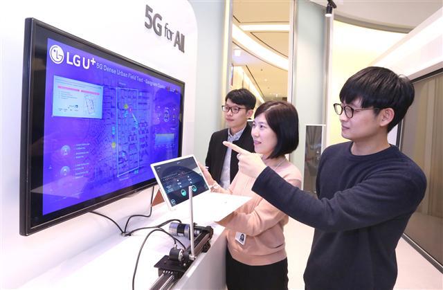 LG유플러스 직원들이 ‘5G 진동추’를 시연하고 있다. [제공=LG유플러스]