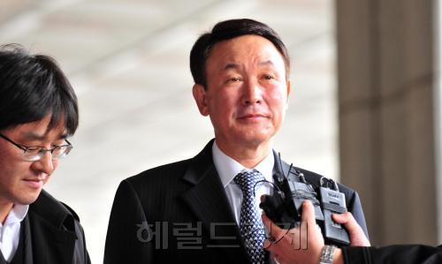 지난 2011년 2월28일 한상률 전 국세청장이 ‘그림로비’ 의혹 관련 피고발인 신분으로 서울중앙지검에 출석한 모습.