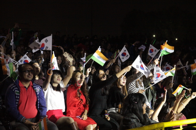지난해 11월 인도 뉴델리에서 열린 Korea Festival에서 현지인들이 한국 공연을 보며 환호하고 있다.