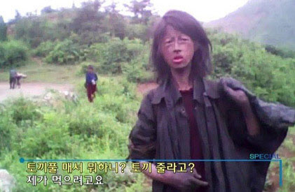 숲에서 먹을 것을 찾아 헤매는 북한의 여성 ‘꽃제비’의 모습. [사진제공=KBS 방송 캡쳐]