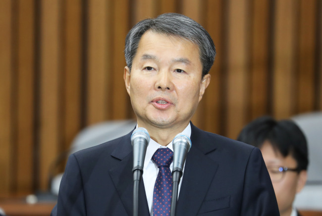 이진성 헌법재판소장 후보자가 22일 오전 국회에서 열린 인사청문회에 앞서 인사말을 하고 있다. [사진=연합뉴스]