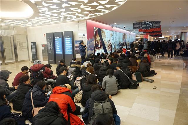롯데백화점이 매진 사태를 빚은 평창동계올림픽 공식 ‘구스롱다운점퍼’, 일명 ‘평창 롱패딩’ 판매를 22일부터 재개하면서 꼭두새벽인 오전 3시부터 1000여명이 몰리는 진풍경이 빚어졌다. 롯데백화점에 따르면 21일 오후 8시께 잠실점 에비뉴엘 앞에 ‘구매 순번표 1000장을 배부한다’는 안내판이 들어서자마자 사람들이 하나둘씩 모여들어 밤샘 대기를 시작했다. 순번표 배부는 22일 오전 9시부터이지만, 오전 3시께 1000여명이 몰려 사실상 6시간 일찍 마감된 셈이다. 박로명 기자/dodo@