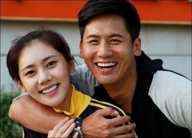연말 SBS 연예대상 MC로 배우 추자현이 낙점됐다. 또한 남편 우효광도 참석해 팬심을 설레게 하고 있다. 이들 부부의 인연을 이어준 중국 드라마 ‘마랄여우적행복시광’이내달 국내 방송도 앞두고 있어 국내 팬들의 관심도 높아지고 있다. [사진=마랄여우적행복시광 화면 캡처]