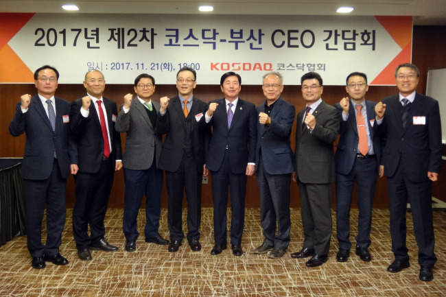 코스닥협회(회장 김재철)는 지난 21일 부산롯데호텔에서 부산ㆍ경남지역에 자리한 코스닥기업간 정보교류와 경영상 애로사항 청취를 위해 ‘2017년 제2차 코스닥-부산 CEO 간담회’를 개최했다. 왼쪽부터 송윤진 코스닥협회 상근부회장, 부태성 이더블유케이 대표, 안태일 성광벤드 전무, 권철현 세명전기공업 대표, 허용도 태웅 회장, 배병삼 영산대 교수, 강신우 한탑 대표, 류석곤 태광 상무, 박세철 오리엔탈정공 대표. [자료=코스닥협회 제공]