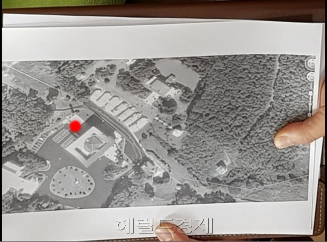 우리 군이 지난 13일 판문점 JSA에서 귀순 도중 총상을 입고 쓰러진 북한군 1명을 구조했다. 붉은 점이 귀순 북한군이 쓰러진 지점. [사진=이정주 기자]
