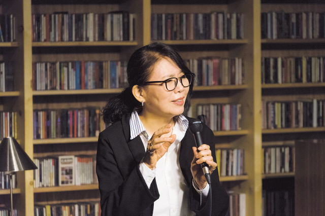 ‘개여울’을 애절하게 부르던 가수 정미조가 지난해 37년 만에 가요계로 복귀한데 이어 이번엔 데뷔 45주년을 맞아 12번째 정규 앨범 ‘젊은 날의 영혼’을 발표했다.
