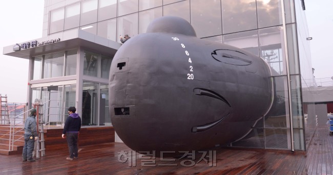 한강변에 새로운 볼 거리가 생겼다. 망원한강시민공원에 22일 서울함공원이 개장되었다. 해군의 퇴역함 기증으로 서울함, 참수리,돌고래 잠수정을 전시하는 공원을 만들었다. 서울함은 지난 7월 한강예인시 모래톱 좌초로 언론의 주목을 받기도 했다. [사진=정희조 기자/checho@heraldcorp.com]