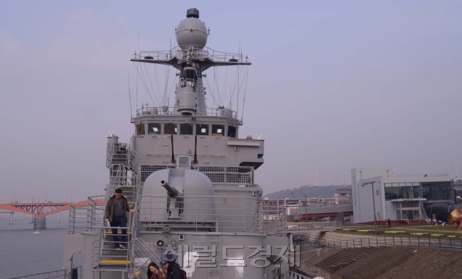 한강변에 새로운 볼 거리가 생겼다. 망원한강시민공원에 22일 서울함공원이 개장되었다. 해군의 퇴역함 기증으로 서울함, 참수리,돌고래 잠수정을 전시하는 공원을 만들었다. 서울함은 지난 7월 한강예인시 모래톱 좌초로 언론의 주목을 받기도 했다. [사진=정희조 기자/checho@heraldcorp.com]