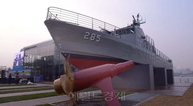 한강변에 새로운 볼 거리가 생겼다. 망원한강시민공원에 22일 서울함공원이 개장되었다. 해군의 퇴역함 기증으로 서울함, 참수리,돌고래 잠수정을 전시하는 공원을 만들었다. 서울함은 지난 7월 한강예인시 모래톱 좌초로 언론의 주목을 받기도 했다. [사진=정희조 기자/checho@heraldcorp.com]
