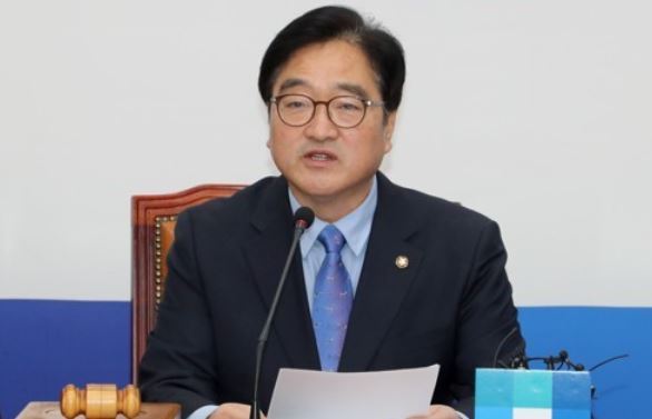 Woo Won-shik, the floor leader of the ruling Democratic Party, speaks during a party meeting at the National Assembly in Seoul on Nov. 22, 2017. (Yonhap)