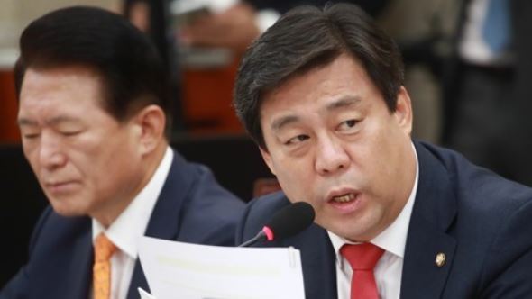 This photo, taken Oct. 20, 2017, shows Rep. Kim Seon-dong of the main opposition Liberty Korea Party speaking during a parliamentary session at the National Assembly in Seoul. (Yonhap)