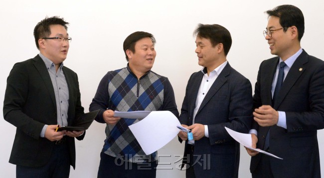 한국사회의 공공에티켓 인식이 경제규모에 비해 성숙하지 못한 것은 ’질서를 지키면 나만 손해‘라는 인식과, 가정 및 사회의 교육이 제대로 이뤄지지 못했다는 점을 이날 참석한 전문가들은 지적했다.사진 왼쪽부터 박무혁 도로교통공단 교수, 안진걸 참여연대 사무처장, 고평기 서울경찰청 여성청소년과장, 전우정 서울지방변호사회 공보이사. [사진=정희조 기자/checho@heraldcorp.com]