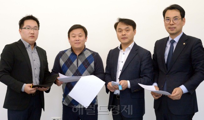한국사회의 공공에티켓 인식이 경제규모에 비해 성숙하지 못한 것은 ’질서를 지키면 나만 손해‘라는 인식과, 가정 및 사회의 교육이 제대로 이뤄지지 못했다는 점을 이날 참석한 전문가들은 지적했다.사진 왼쪽부터 박무혁 도로교통공단 교수, 안진걸 참여연대 사무처장, 고평기 서울경찰청 여성청소년과장, 전우정 서울지방변호사회 공보이사. [사진=정희조 기자/checho@heraldcorp.com]