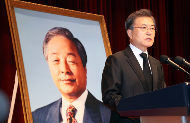 문재인 대통령이 22일 오후 서울 동작동 국립서울현충원에서 열린 故 김영삼 전 대통령 서거 2주기 추도식에서 추도사를 하고 있다. [사진제공=연합뉴스]