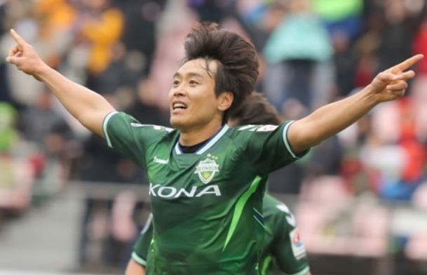 In this file photo taken Nov. 19, 2017, Jeonbuk Hyundai Motors striker Lee Dong-gook celebrates after scoring a goal against Suwon Samsung Bluewings in their K League Classic match at Jeonju World Cup Stadium in Jeonju, North Jeolla Province. (Yonhap)