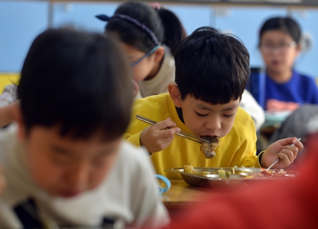 점심밥을 맛있게 먹고 있는 아이들.