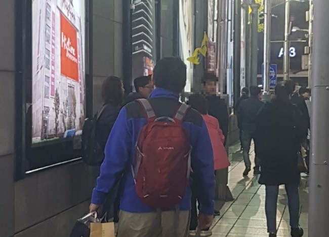 20~22일께 명동(첫번째, 두번째 사진)과 동대문(세번째 사진)을 찾은 요우커 단체관광객 깃발부대의 모습.