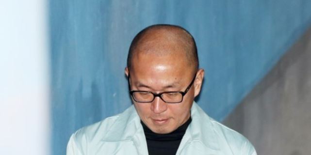Advertising director Cha Eun-taek enters the courthouse to attend his trial on Nov. 1, 2017. (Yonhap)